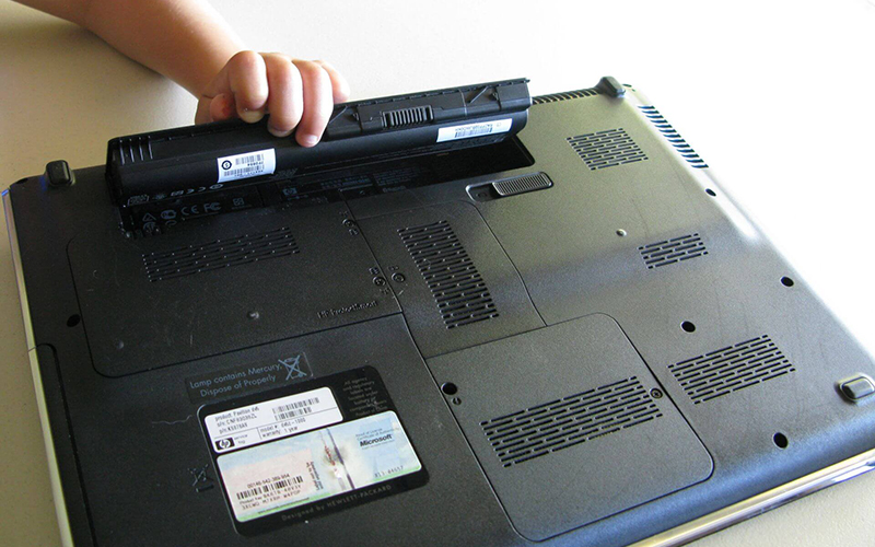 Pin laptop th&aacute;o rời
