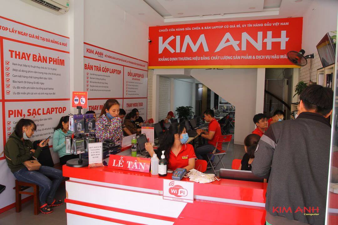 Kh&aacute;ch h&agrave;ng tại Laptop Kim Anh