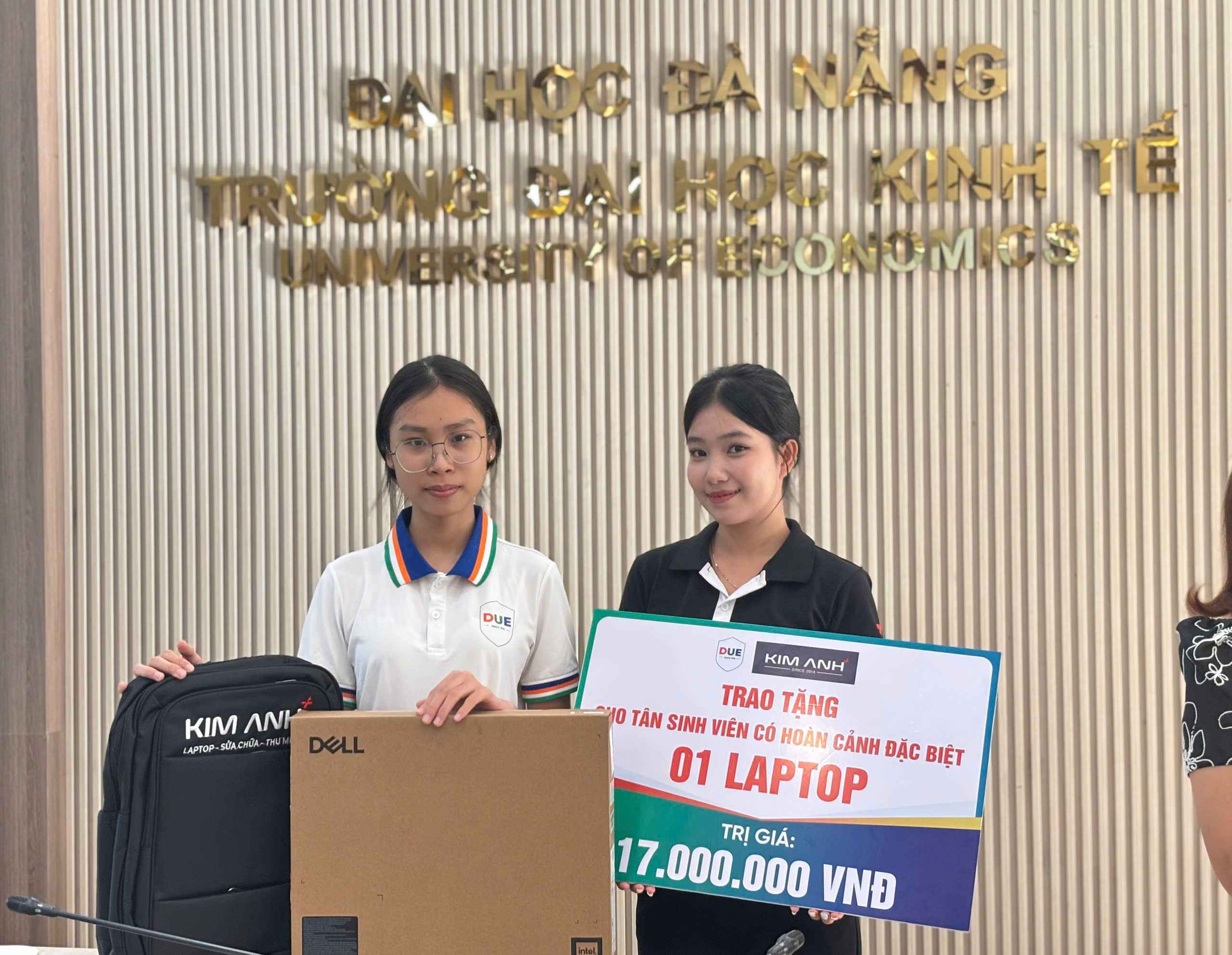 trao-laptop-cho-nu-sinh-nguyen-mai-mai