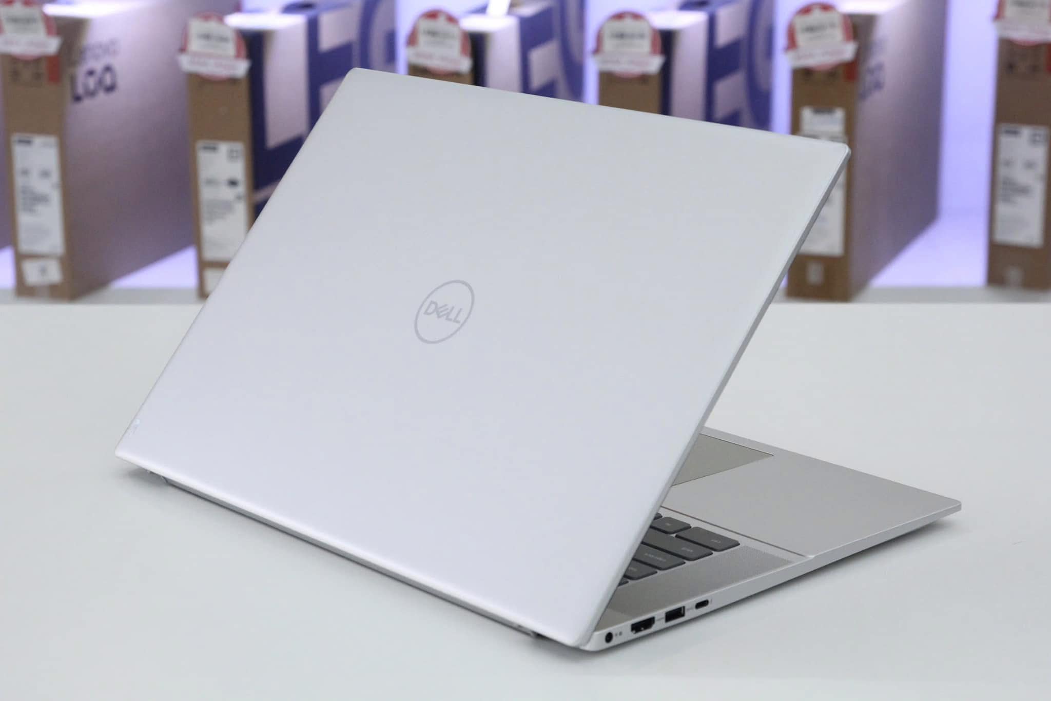 Like new Laptop Dell Inspiron 16 5620 Core I7 -1240P/ RAM 16GB/ SSD 512GB / 16" FHD