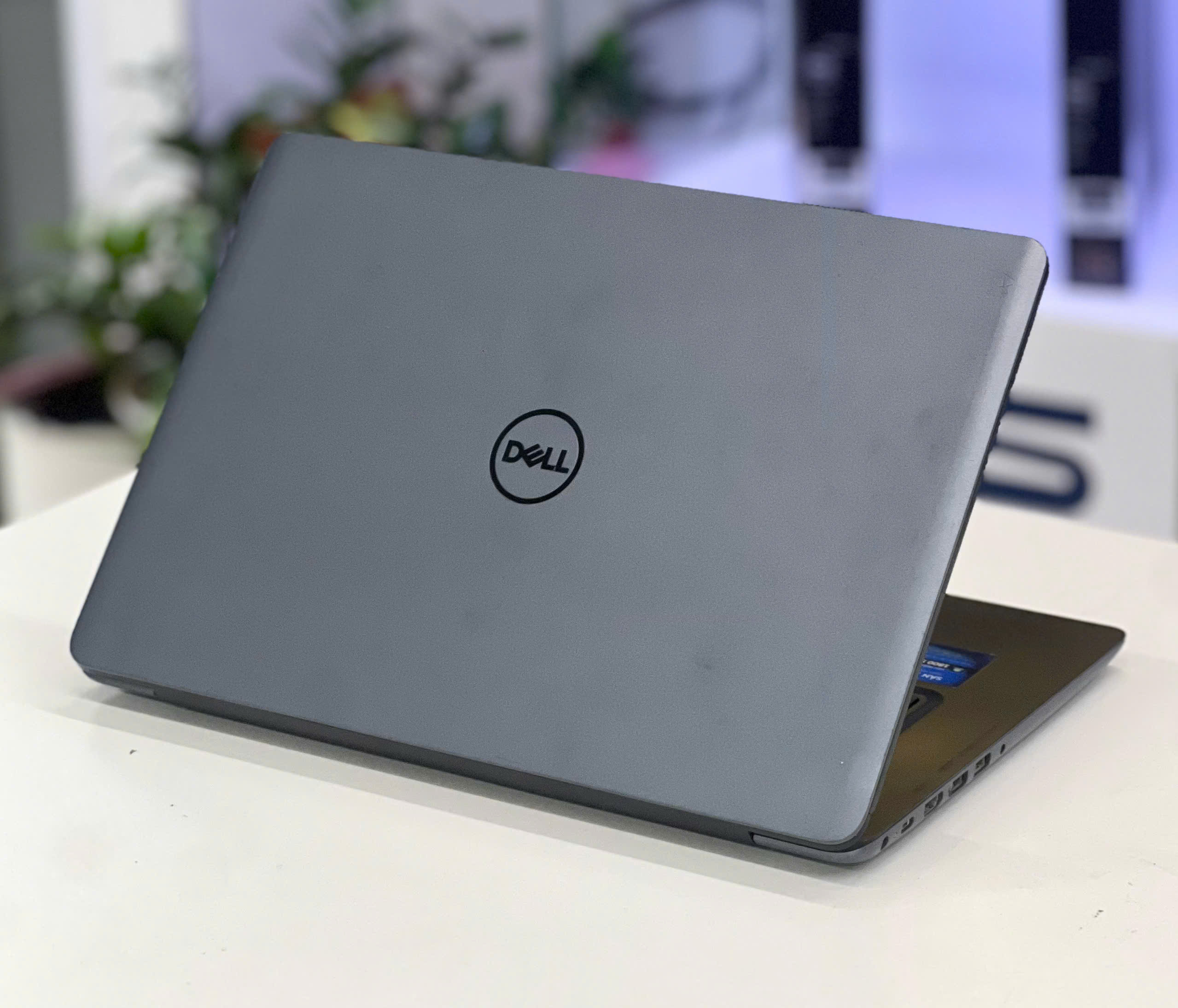 Laptop Cũ Dell Vostro 5581 I5 - 8XXXU/RAM 8GB/SSD 256GB/FHD/VGA 